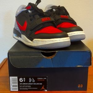 Jordan Youth boys size 6.5 sneakers